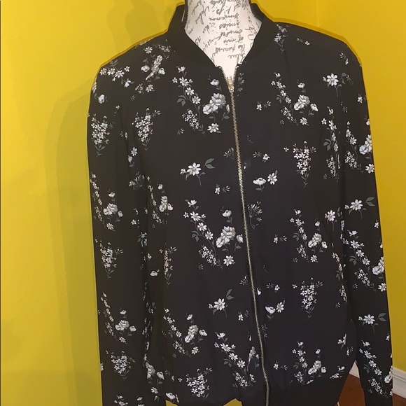 Flowered light jacket.🌸 - Picture 4 of 5